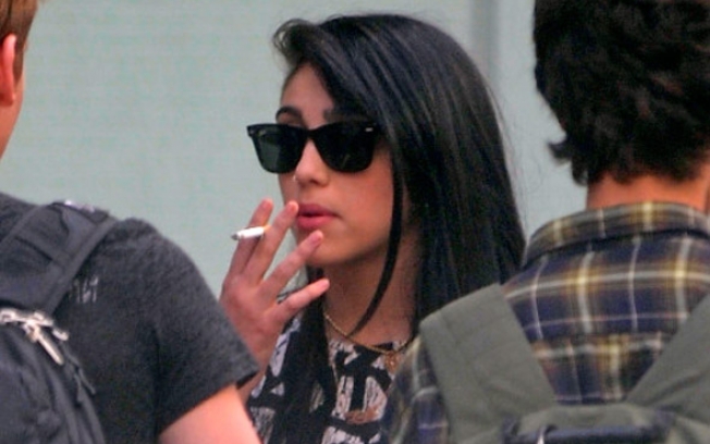 madonna lourdes fumando